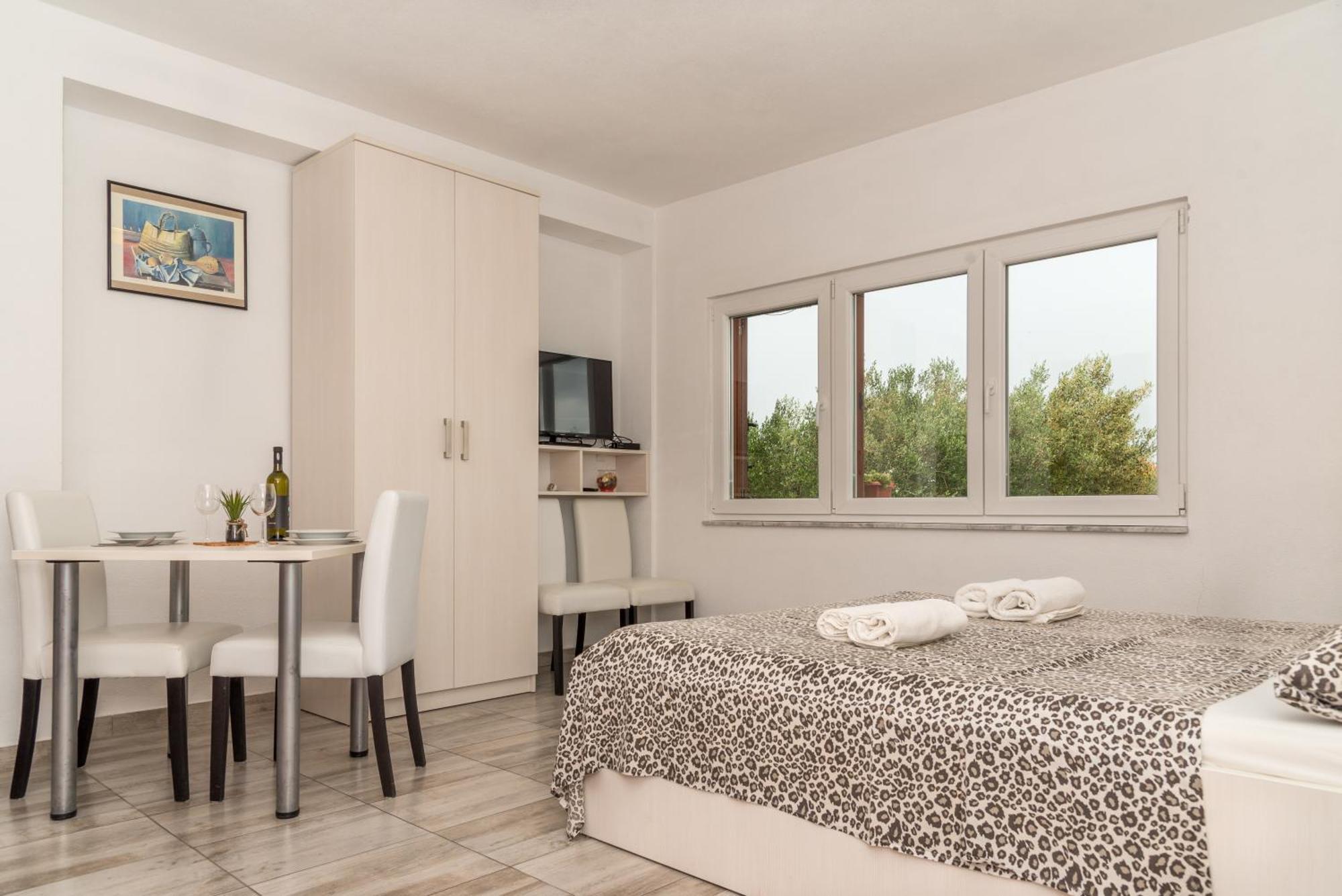 Studio Apartment Nin Bagian luar foto