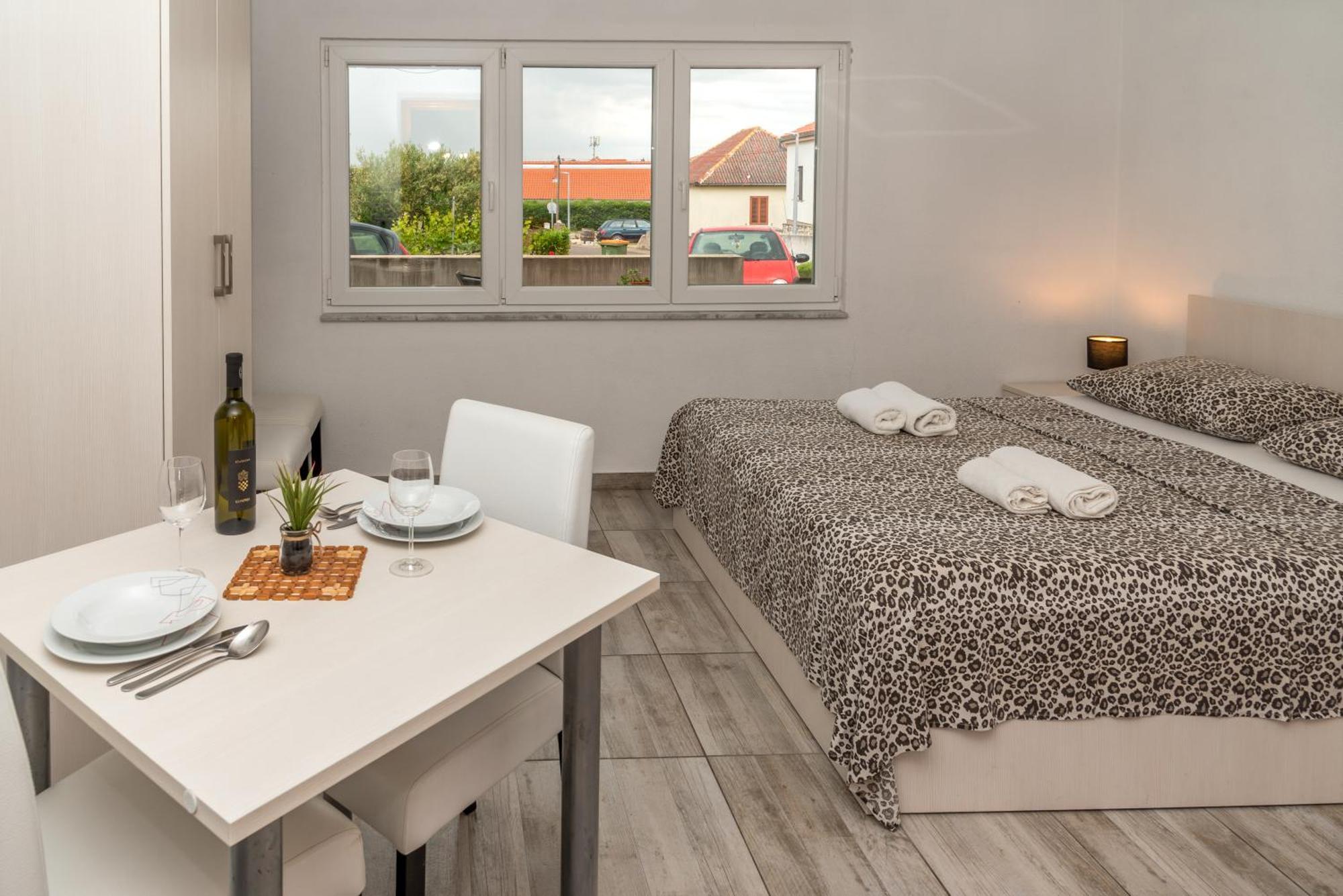 Studio Apartment Nin Bagian luar foto