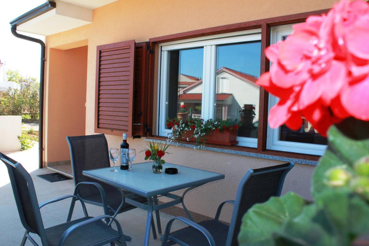Studio Apartment Nin Bagian luar foto